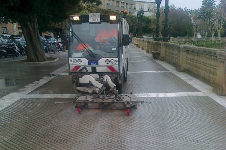 máquina limpieza aceras calles Cádiz