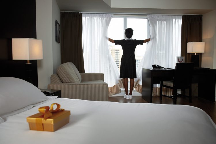camarera de piso habitaciones de hotel