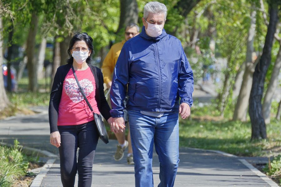 Gente caminando con mascarilla