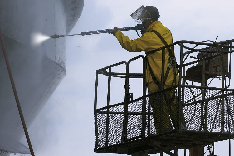 Limpieza en altura con grua agua a presión