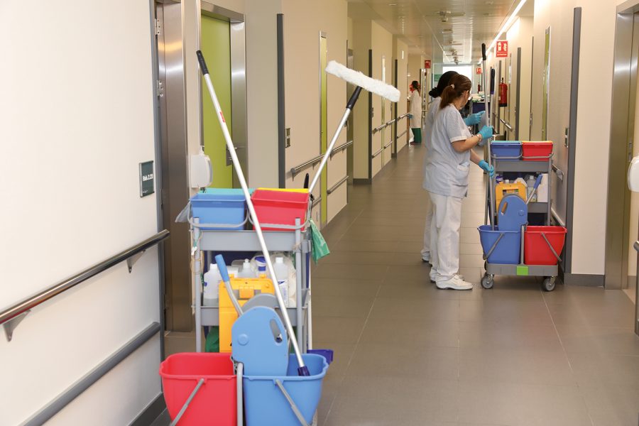 trabajadoras de limpieza en hospitales, hospital