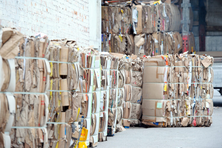 almacén de reciclaje de papel y cartón