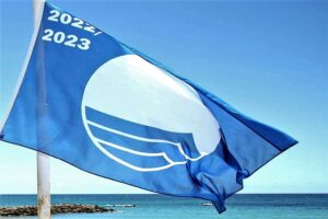 Bandera Azul Celeste ondea ante una playa