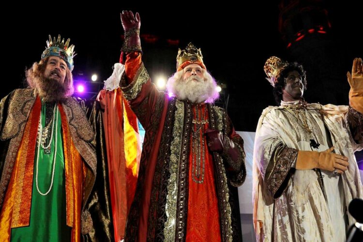 Tres hombres con túnicas y tocados en la cabeza, disfrazados de los Reyes Magos de Oriente
