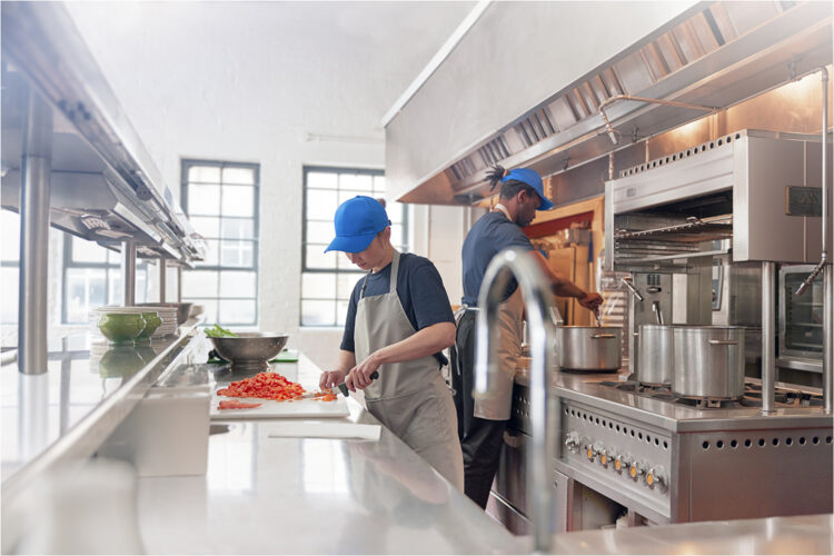 Dos jóvenes cocinando.