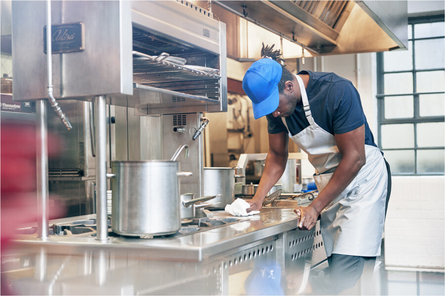 Joven limpiando una cocina