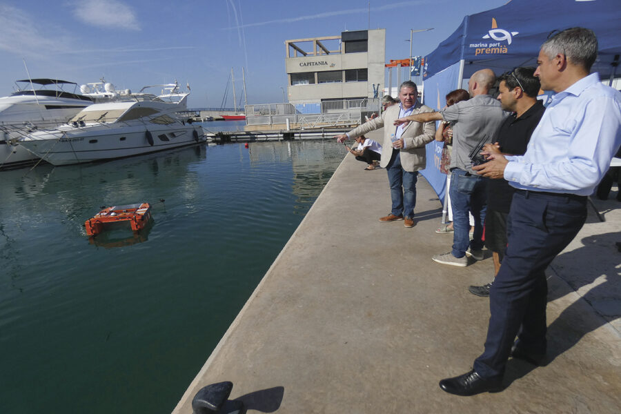 exposición de un dron con gente mirando y señalando