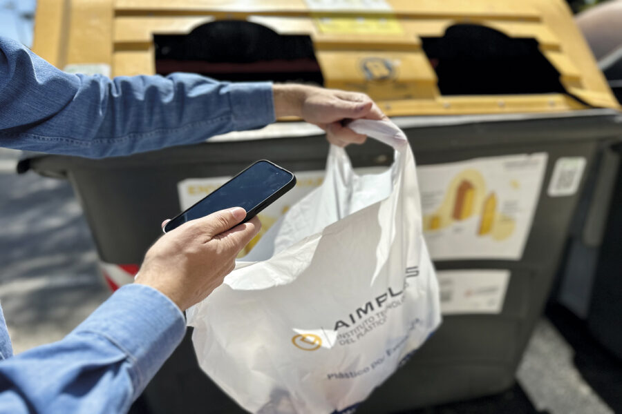 Persona haciendo una foto a una bolsa