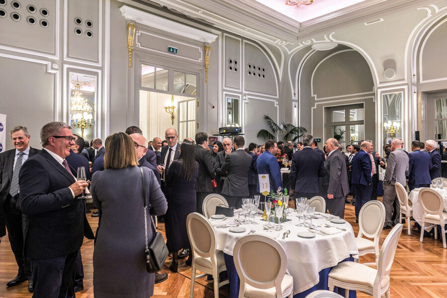 gente conversando en la cena