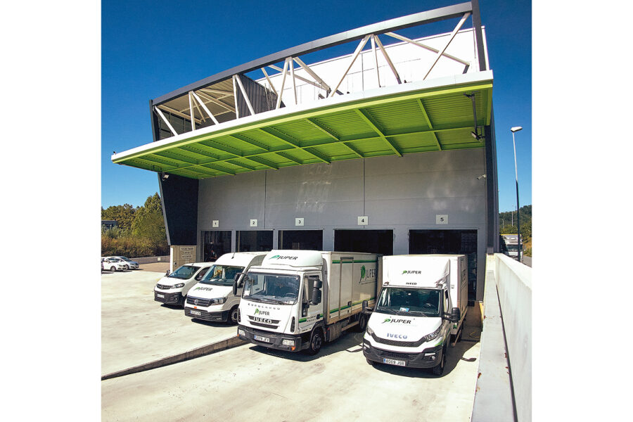 4 furgonetas estacionadas en un parking.