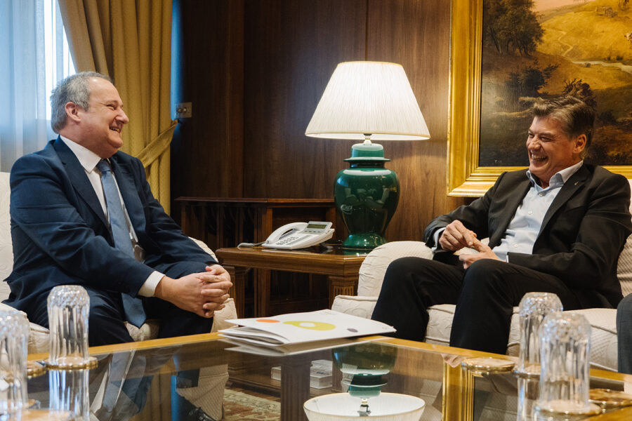dos hombres sentados conversando
