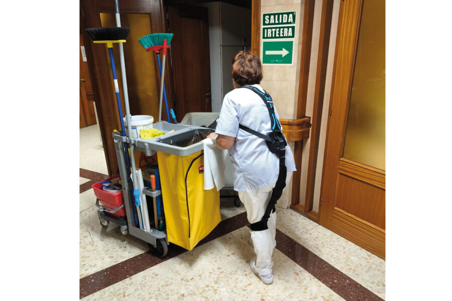 Exoesqueleto Muscle Suit Soft-Power de Healthy Suits en el sector hotelero-limpieza.