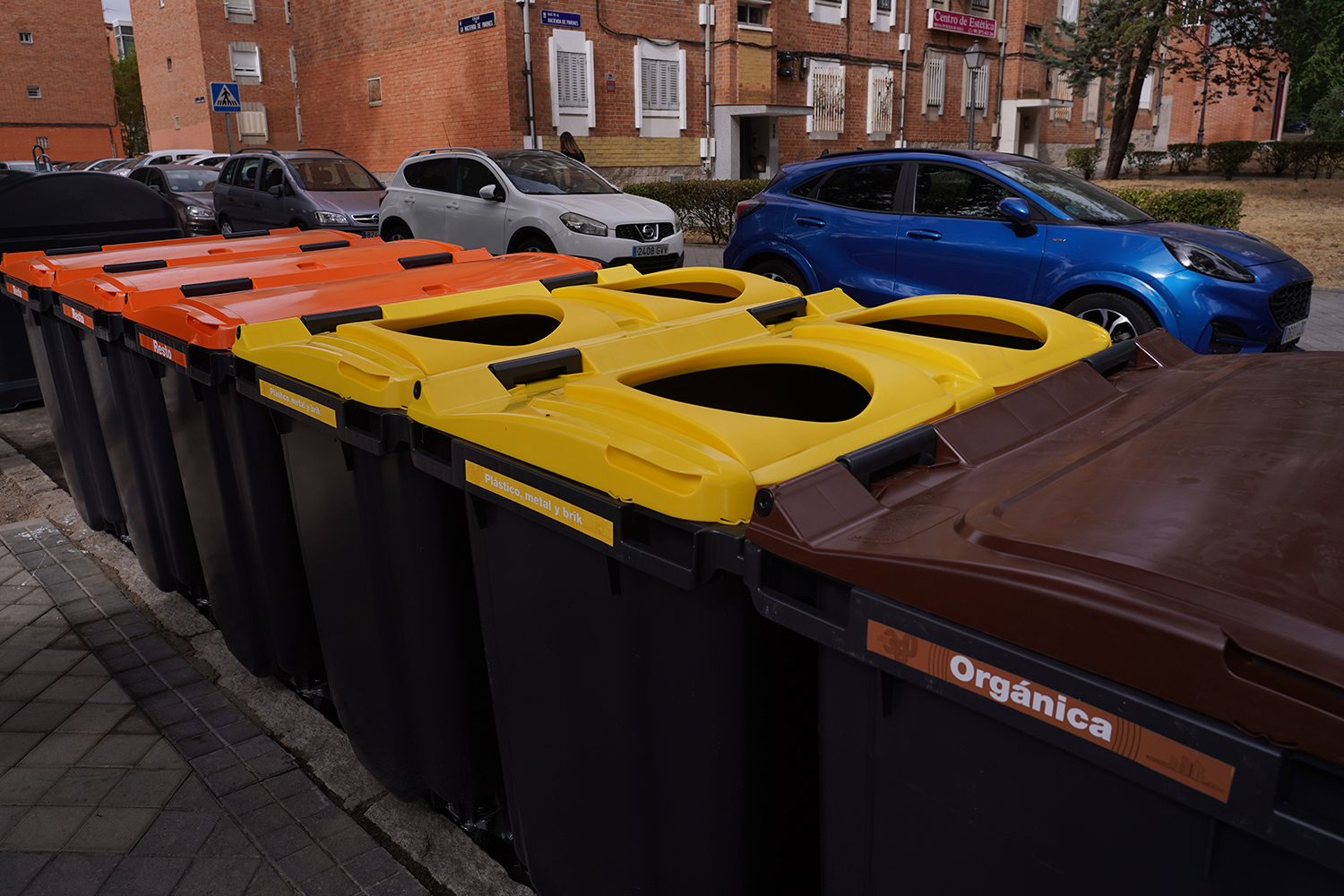 Madrid renueva sus 15.000 contenedores de 800 litros para residuos orgánicos, envases y resto