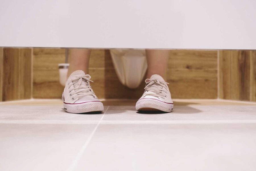 Feet_In_Stall