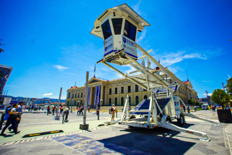 una torre móvil de vigilancia junto al Palacio Nacional de El Salvador
